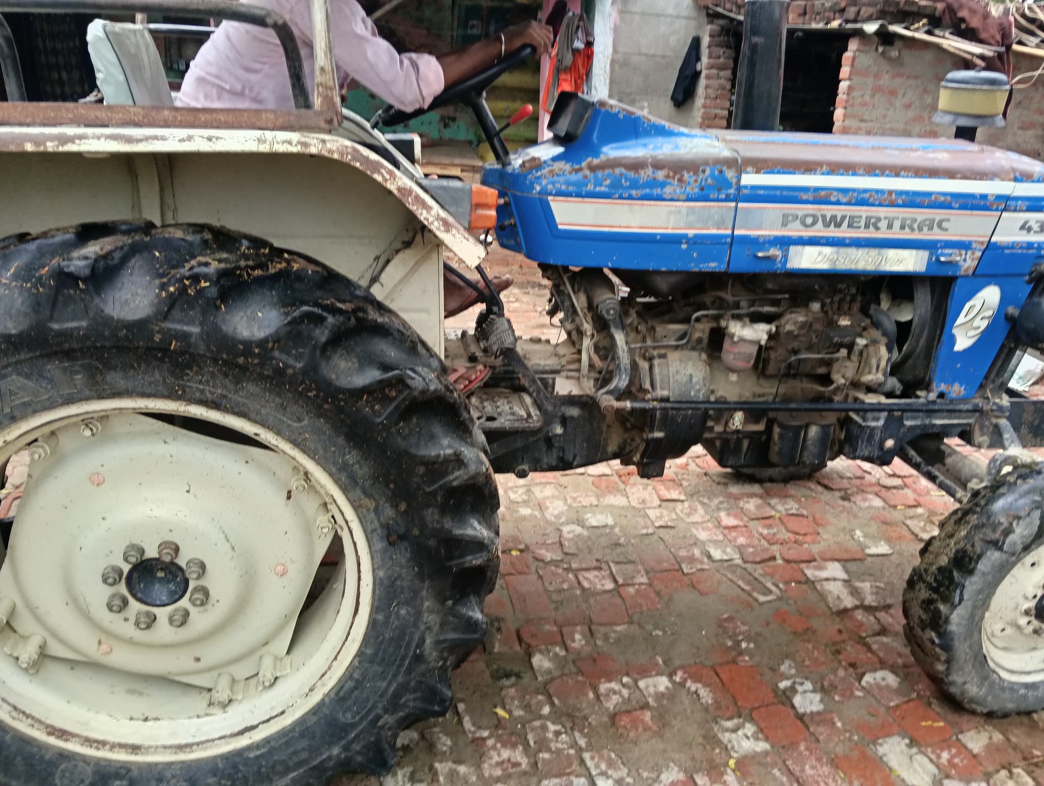 Powertrac 439 DS Plus (41HP) (4)