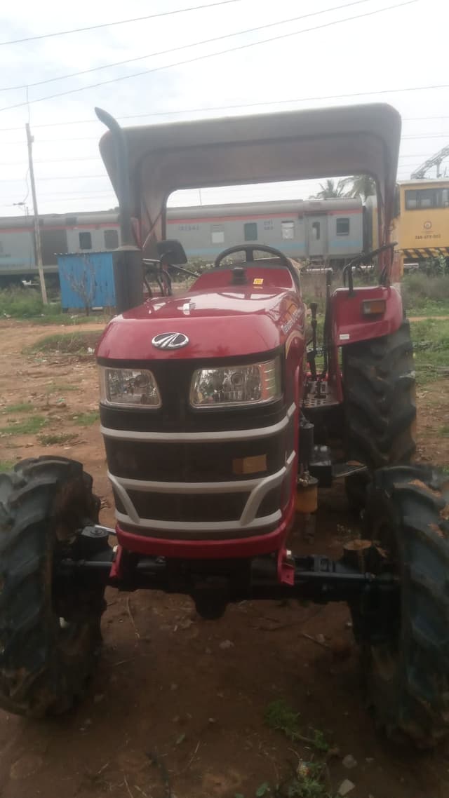 Mahindra Yuvo Tech Plus 585 DI Special Edition (49.3HP) (1)