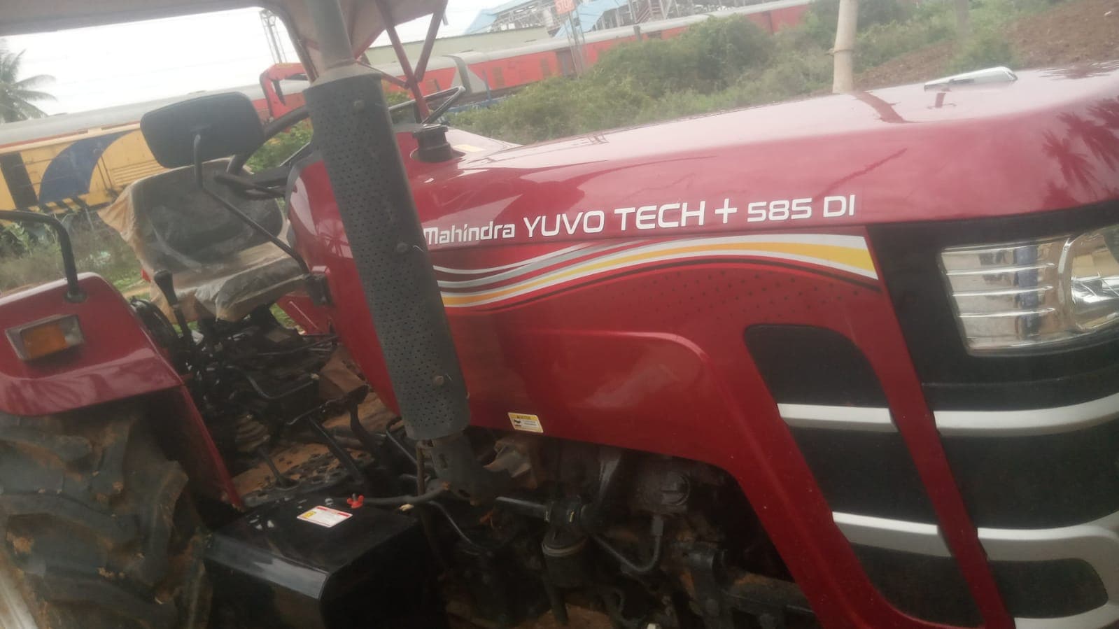 Mahindra Yuvo Tech Plus 585 DI Special Edition (49.3HP) (4)
