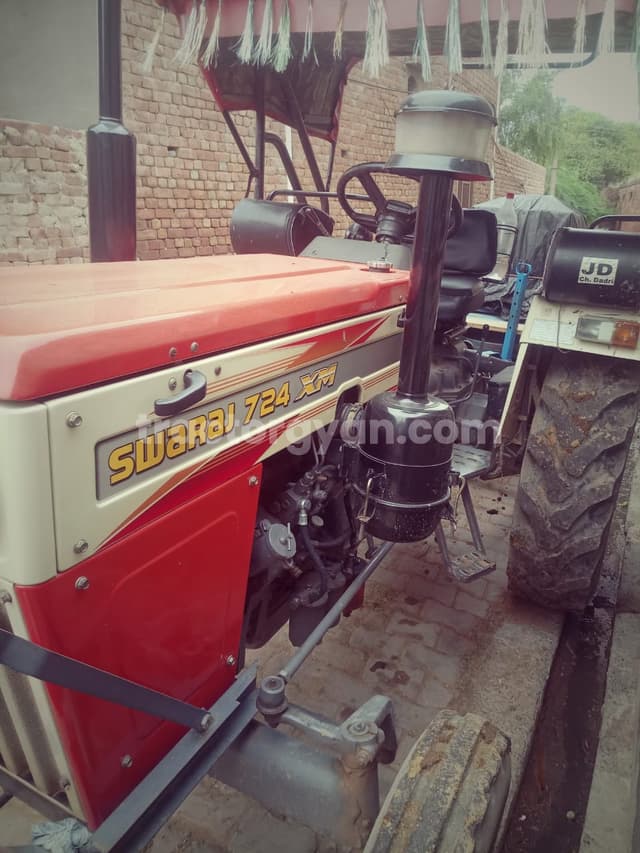 Swaraj 724 XM (2)