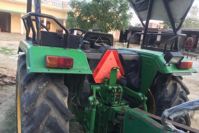 John deere 5039 D (3)
