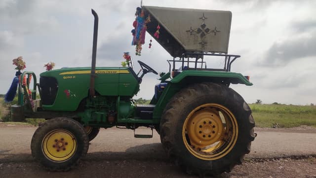 John deere 5050 E (4)